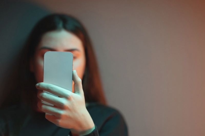Young woman talking to someone on her smartphone